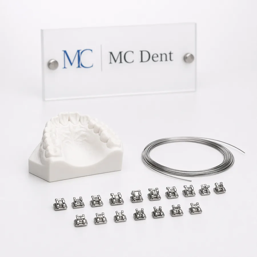 Componentes de ortodontia sobre mesa branca com placa MC Dent