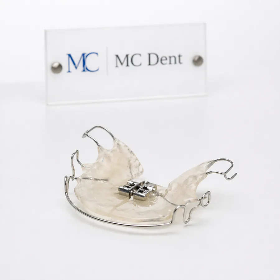 Aparelho de ortopedia funcional sobre mesa branca com placa MC Dent