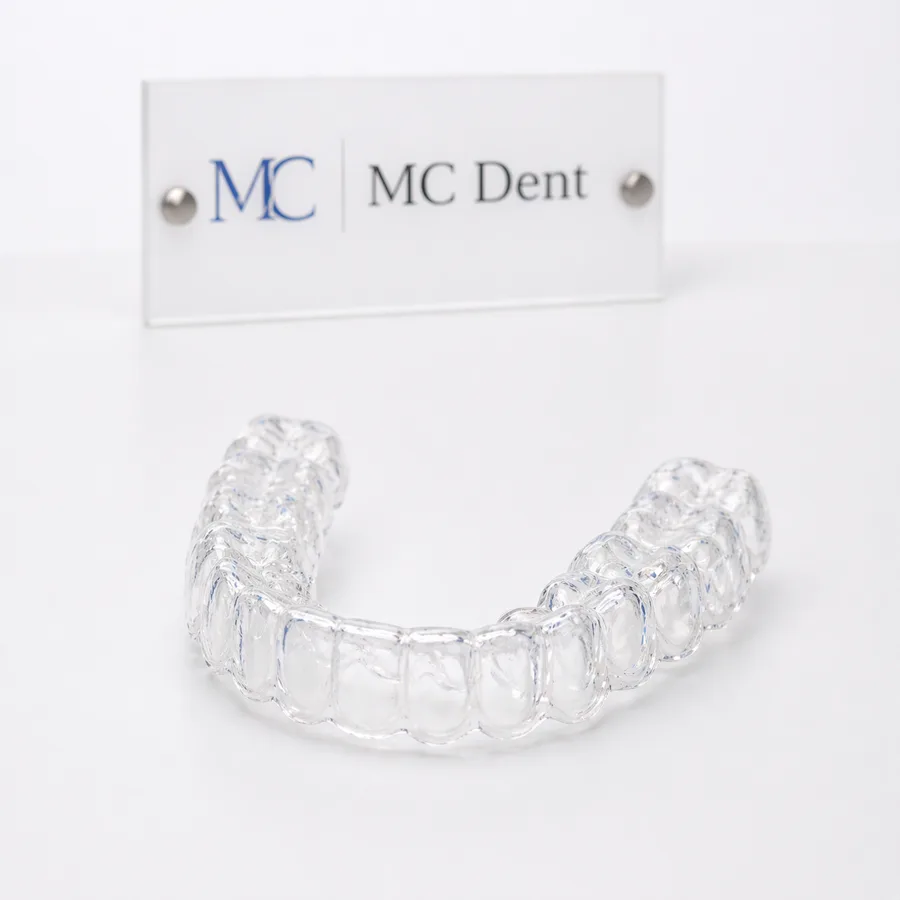 Placa de bruxismo e ATM sobre mesa branca com placa MC Dent