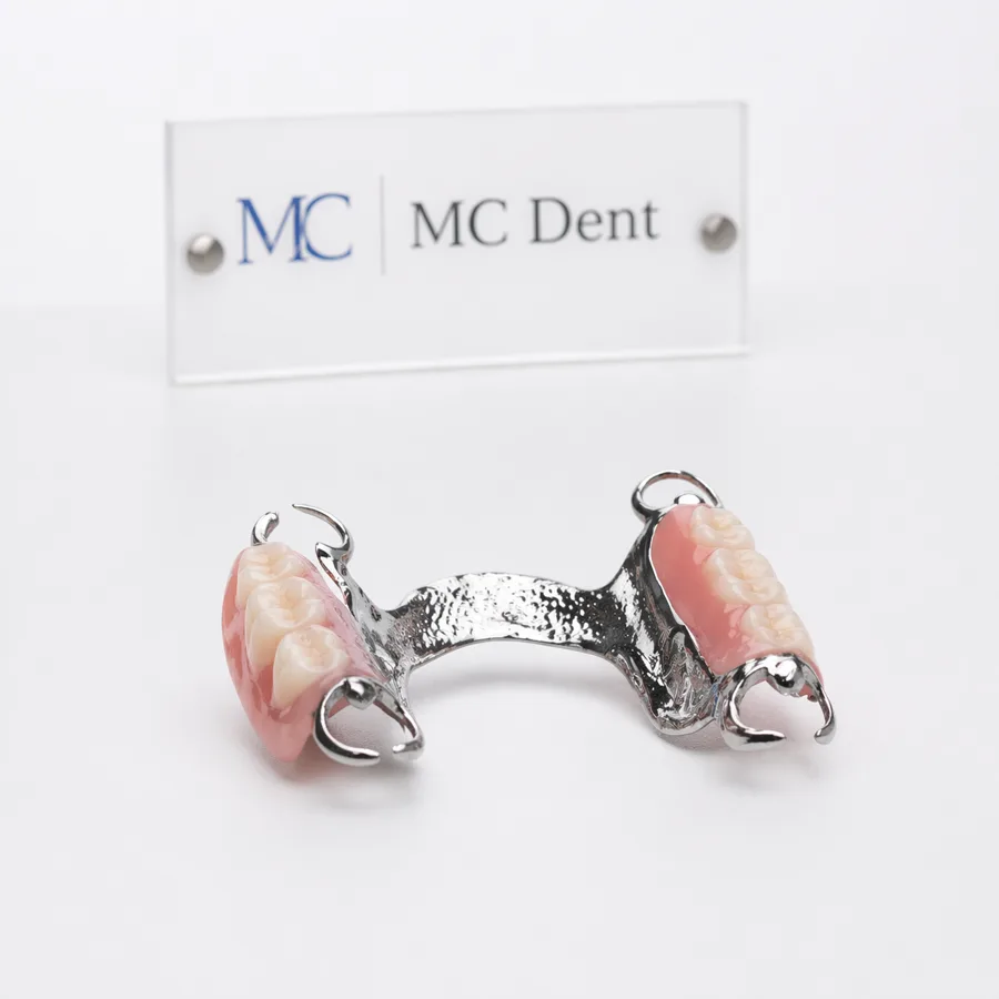 Prótese parcial removível sobre mesa branca com placa MC Dent