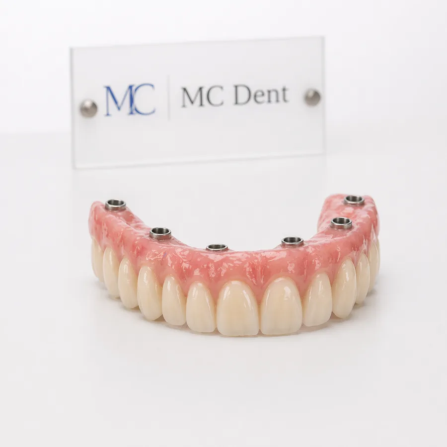 Protocolo sobre implante produzido pela MC Dent em cenário branco profissional